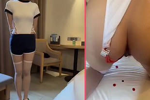 校服下的娇乳(H-精品久久亚洲-成人AV