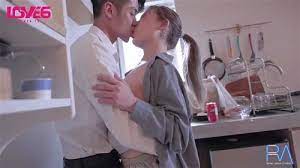 我朋友的两个妈妈-久久婷婷网-成人AV